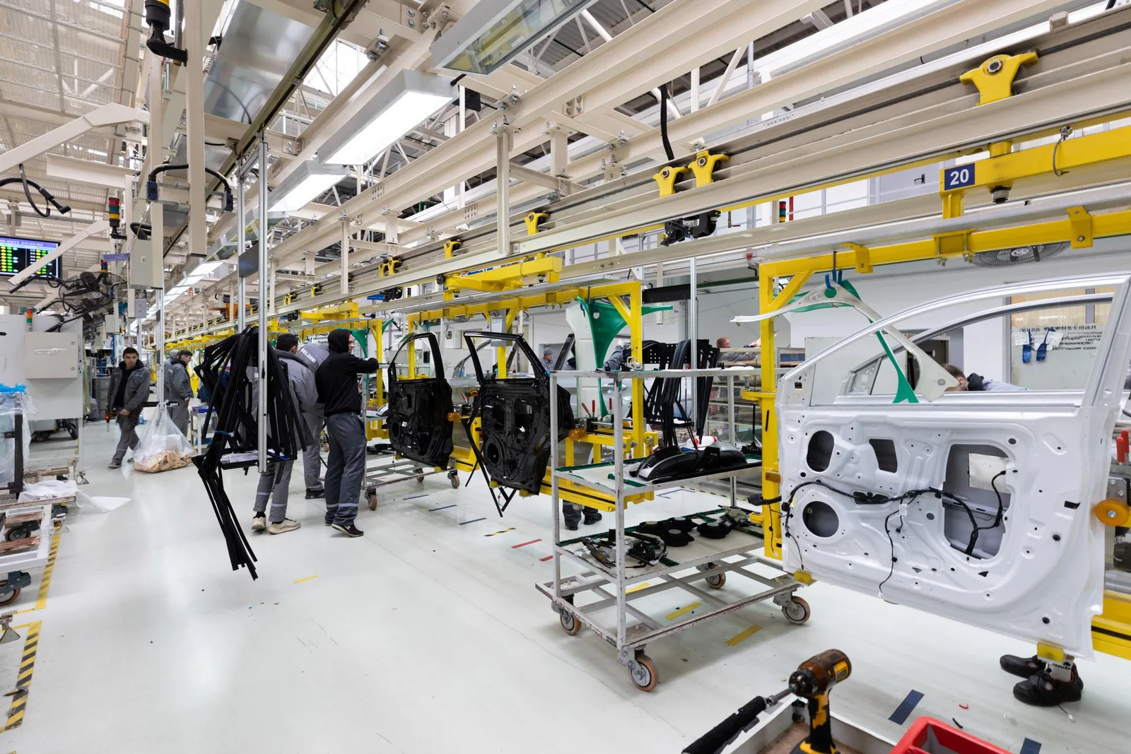 Operațiuni automotive automatizate cu roboți mobili