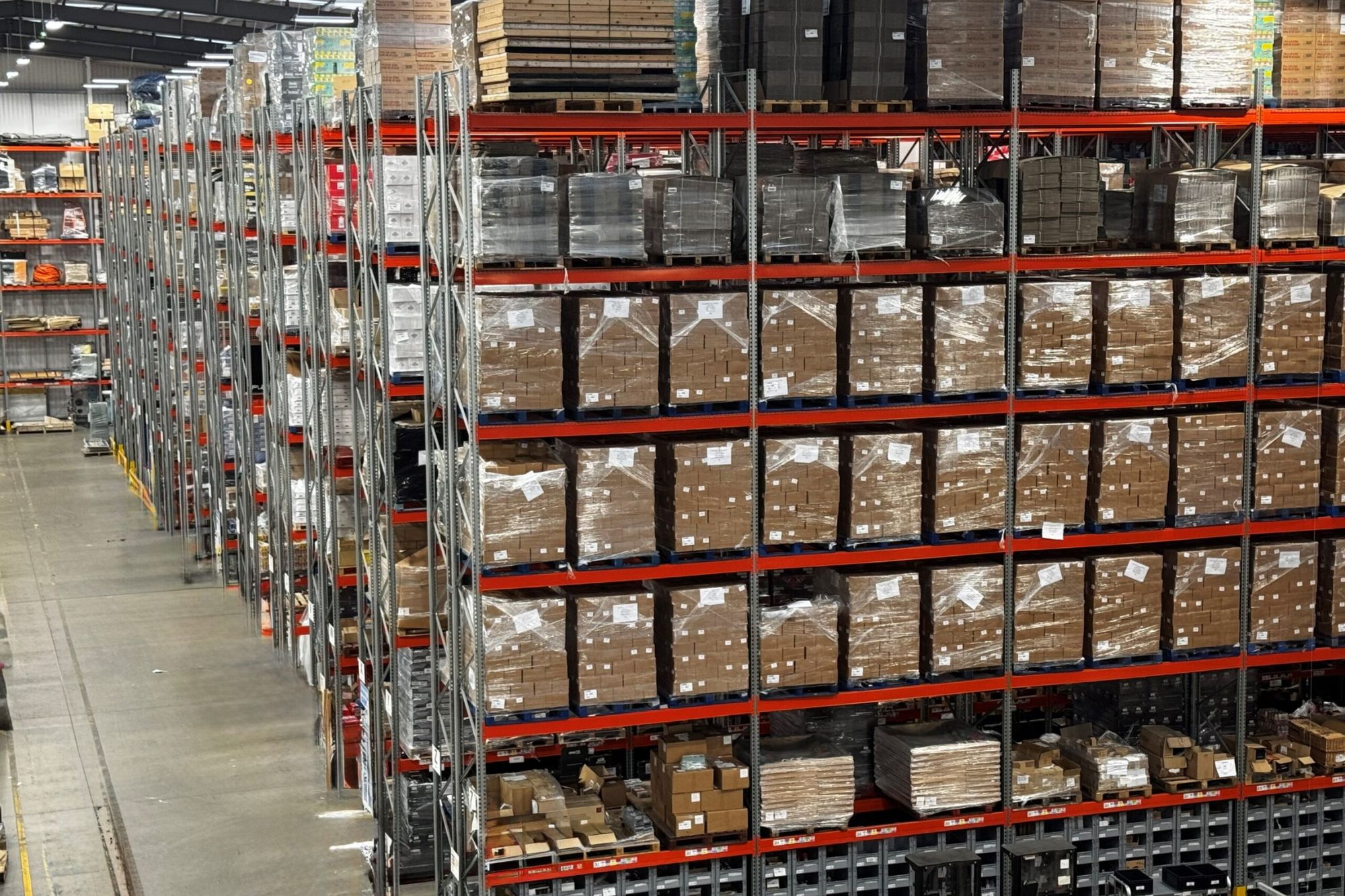 Operatiuni 3PL si logistica automatizate cu roboti mobili