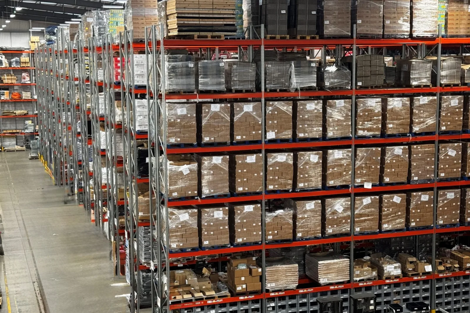 Operațiuni 3PL și logistică automatizate cu roboți mobili